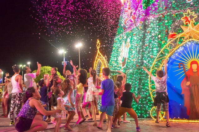 Capital da Primeira Infância - Crianças se encantam com decoração natalina de Boa Vista