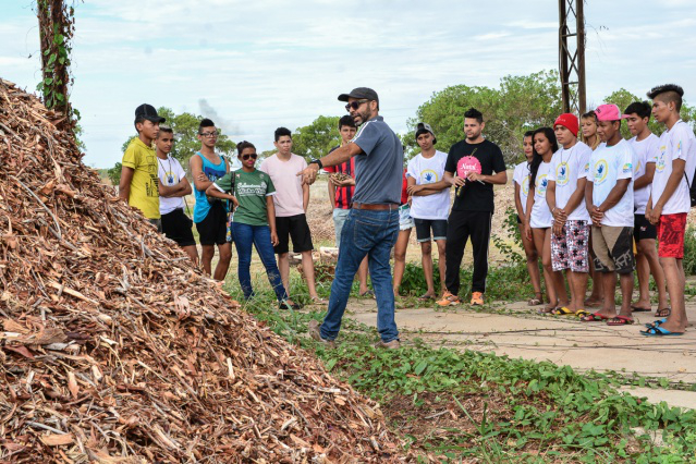 Reciclagem: Integrantes do Projeto Crescer aprendem técnicas de compostagem no Distrito Industrial