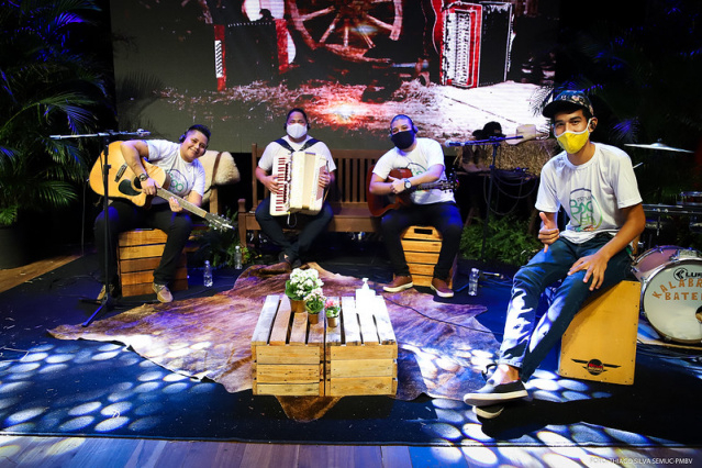 Balada sertaneja faz a alegria dos internautas em mais uma edição da "Live do Bem"