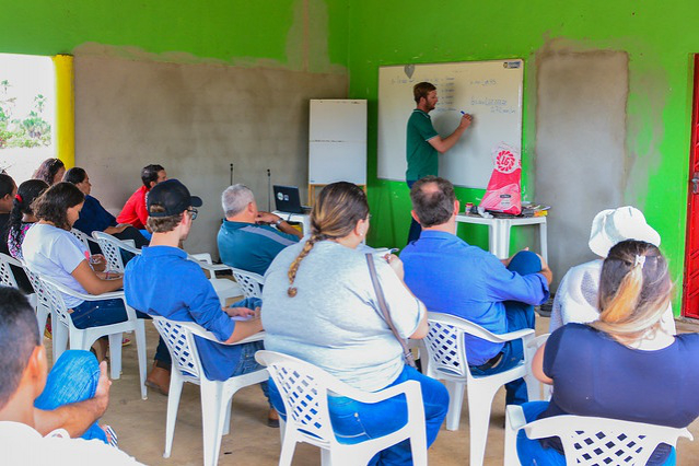 Produtores são treinados para operar máquinas agrícolas e otimizar produção 