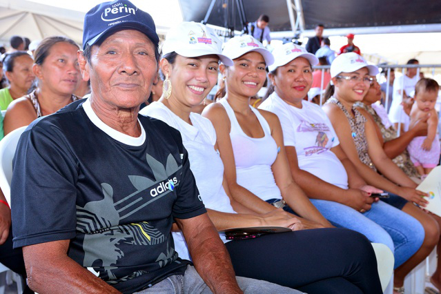 Entrega de casas emociona beneficiários do programa Minha Casa, Minha Vida