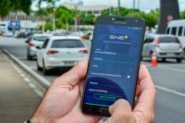 SNE  - Prefeitura faz blitz educativa para divulgar aplicativo de trânsito que dá desconto de 40% em multas