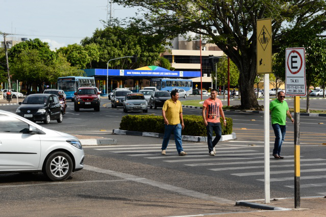 De olho na faixa: Condutores devem ser cuidadosos nos cruzamentos de avenidas