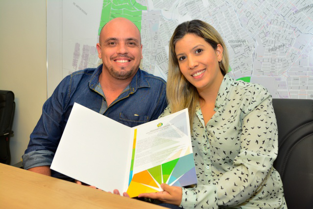 Com entrega de títulos definitivos, prefeitura garante segurança jurídica a moradores