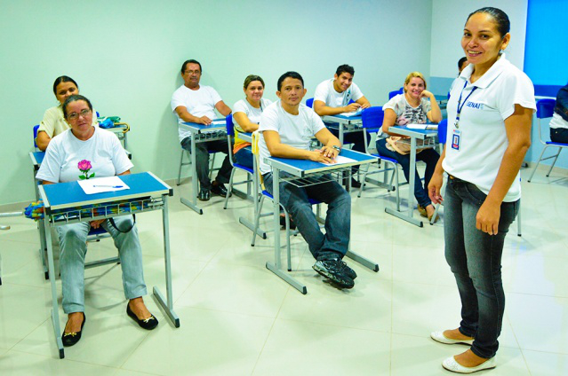 Ambulantes da Praça Mané Garrincha participam de curso para manusear alimentos  