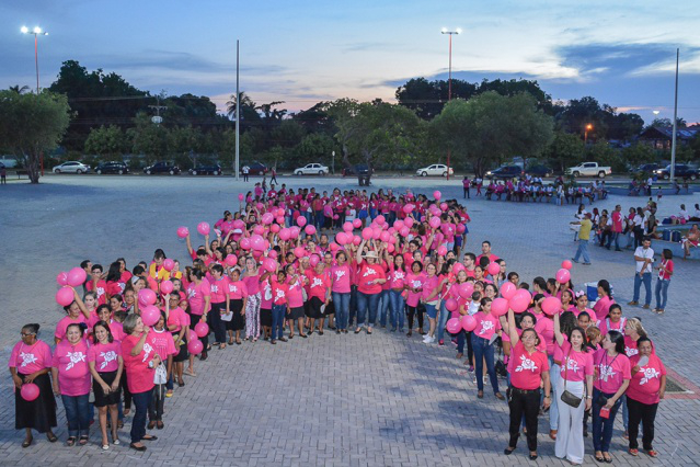Mulheres fazem laço humano na Praça do Fabinho para encerrar Outubro Rosa