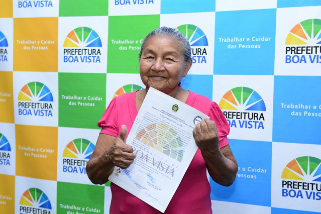 Compromisso: Teresa Surita entrega títulos definitivos aos moradores de três bairros