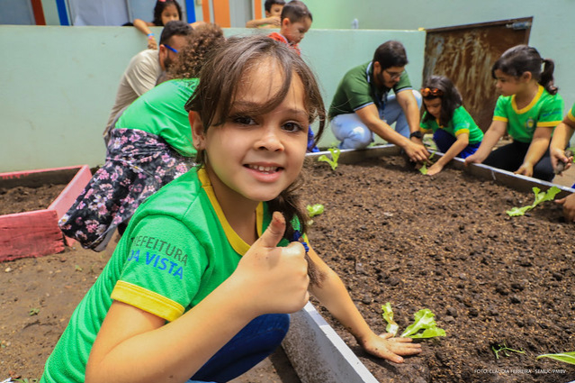Escolas investem em hortas para que alunos entendam a importância da alimentação saudável