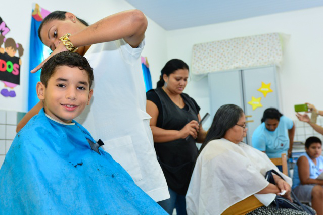Moradores do Asa Branca aproveitam serviços oferecidos em escola municipal