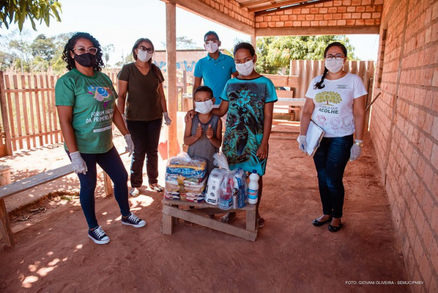Prefeitura - entrega cestas básicas e kits de higiene a famílias atendidas pelos projetos sociais