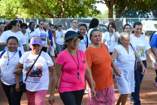  Caminhada reúne mais de 120 pessoas em celebração ao Dia do Idoso