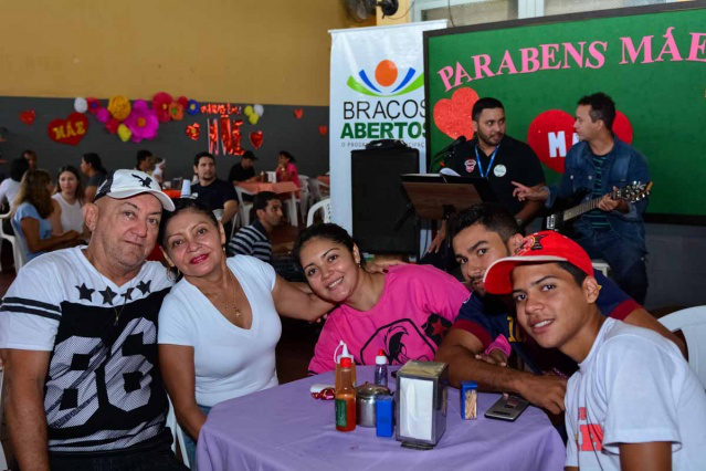  Cantando e Encantando: Dia das mães é comemorado com MPB no Mercado Romeu Caldas
