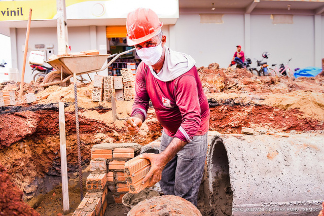 Obra de drenagem na rua Francisco Custódio de Andrade vai solucionar os problemas causados pela chuva