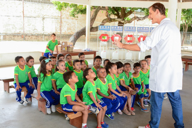 Saúde bucal - Crianças aprendem sobre importância de cuidar dos dentes e prevenir cáries