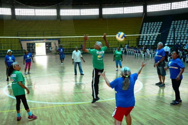 Idosos treinam para campeonato do Cabelos de Prata