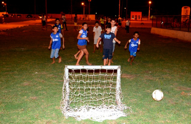 Esporte Noite Adentro atrai famílias para prática esportiva