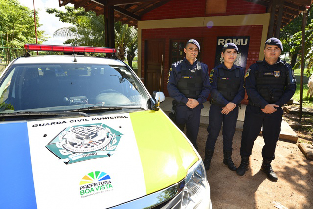 Vereadores homenageiam guardas civis municipais que fizeram parto dentro de uma viatura