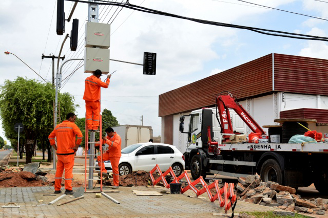 Prefeitura conclui instalação de semáforos no Silvio Leite