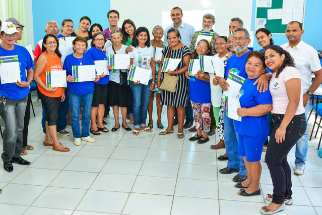 Cabelos de Prata: Idosos recebem certificado de informática