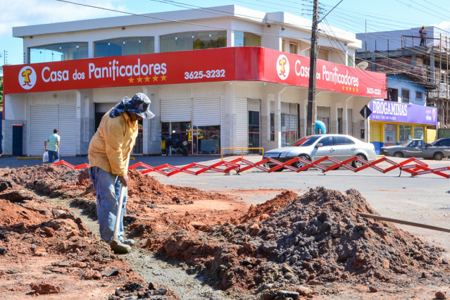 Terceiro semáforo na avenida Ataíde Teive começa a ser instalado