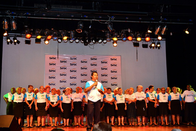 Idosos do Programa Cabelos de Prata se apresentam no Primeiro Festival Sesc de Canto Coral Sênior