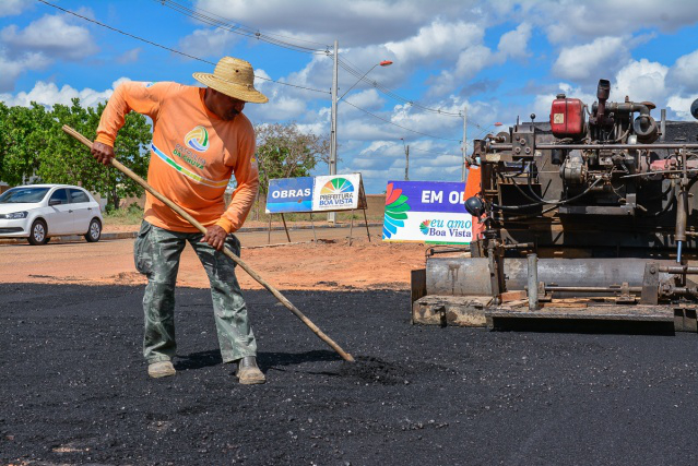 Serviços de pavimentação são executados em vários pontos da cidade