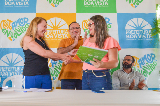 Incentivo ao produtor -  Milho produzido em campo experimental da prefeitura é entregue a avicultores