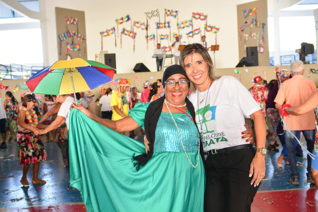  Idosos do Cabelos de Prata caem na folia em baile de carnaval