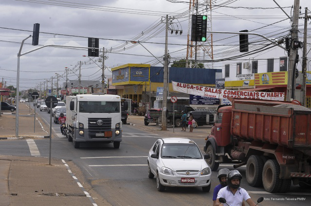 Trânsito Seguro - Prefeitura instala novo semáforo no Raiar do Sol