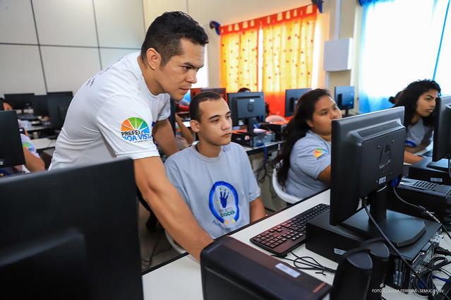 Integrantes do Crescer enriquecem currículo profissional participando de curso de informática