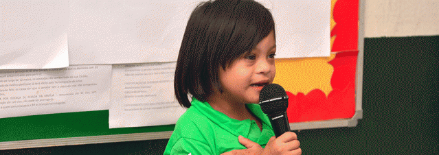 Aluno com Down é homenageado em escola municipal