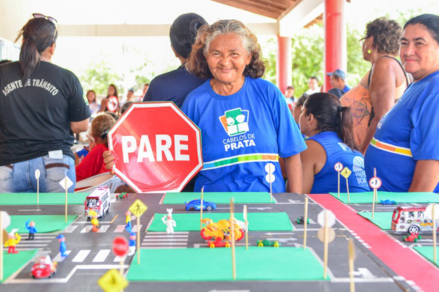 Cabelos de Prata: idosos recebem orientação sobre segurança no trânsito