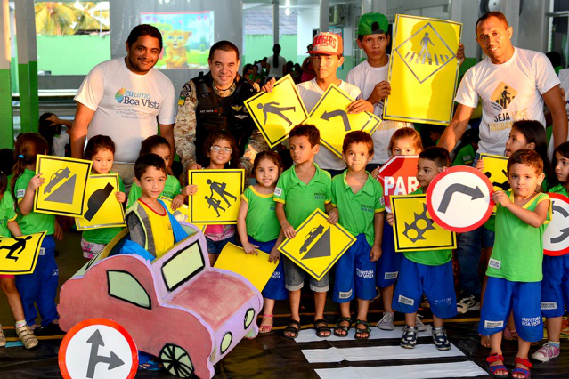 Educação para o trânsito: Alunos da Escola Municipal Centenário aprendem a importância de respeitar o trânsito