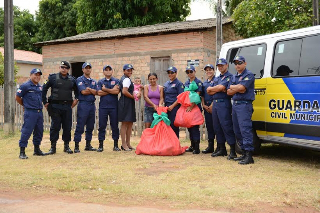 Guarda Municipal entrega alimentos para moradora do bairro União