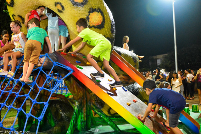 Turismo - Selvinha Amazônica chega à Praça dos Bambus com uma sucuri gigante para a diversão da criança