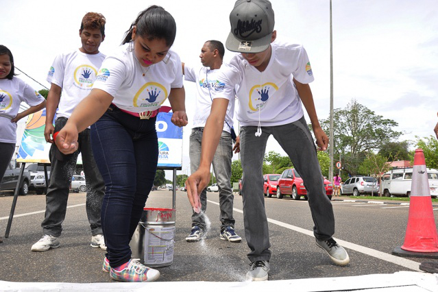 Alunos do Crescer acompanham processo de pintura de faixas e conhecem áreas de atuação profissional no trânsito