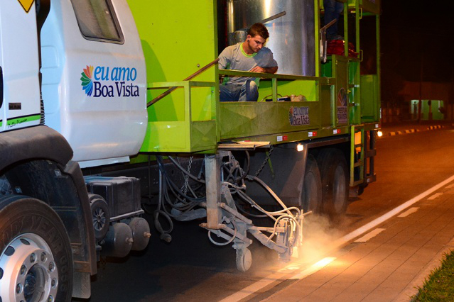 Maior durabilidade: Prefeitura avança na implantação da pintura termoplástica em avenidas da capital