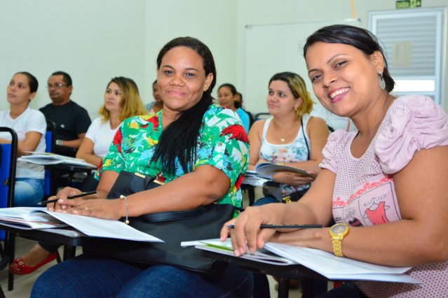 Vendedores da Praça Mané Garrincha são capacitados