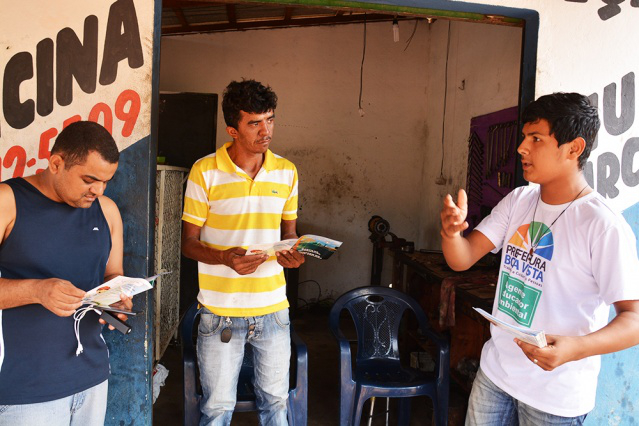 Dedo Verde: cartilha com orientações para diminuir alagamentos foi entregue a moradores