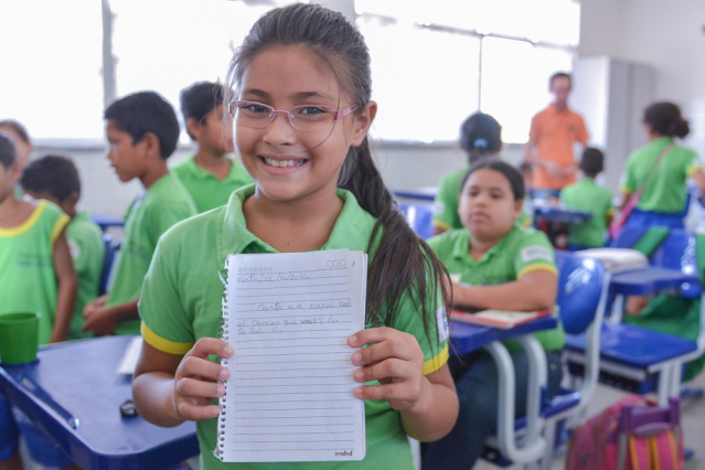 Alunos da Escola Laucides escrevem cartinhas para o Papai Noel dos Correios