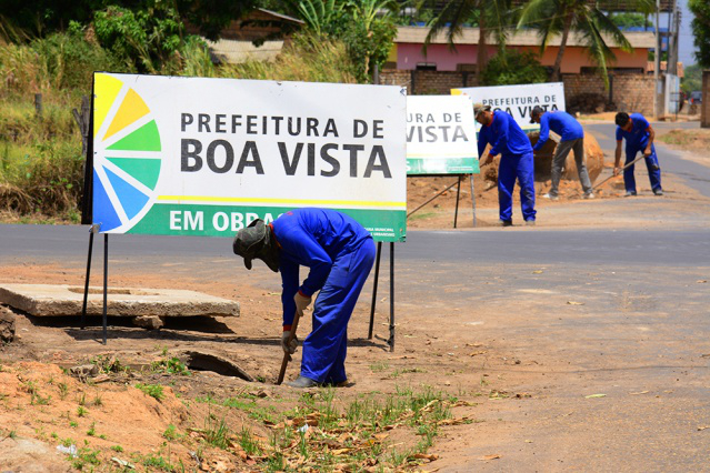 Equipes de limpeza urbana da prefeitura atuam em seis bairros esta semana