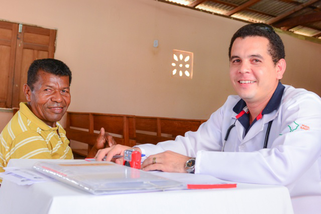 Homens do bairro Senador Hélio Campos recebem atendimento médico