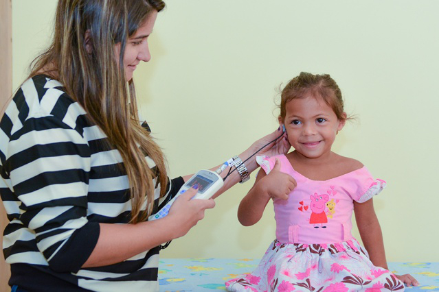 Família Que Acolhe: Crianças das Casas Mãe se consultam com fonoaudiólogo