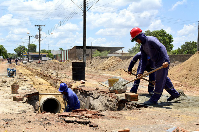 Prefeitura executa obras de drenagem na Zona Oeste da capital