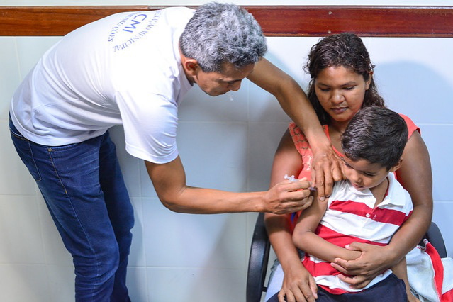Equipes de saúde imunizam crianças contra a gripe em escolas e creches da capital