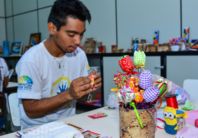  Projeto crescer: Jovens preparam lembrancinhas especiais para o Dia das Mães