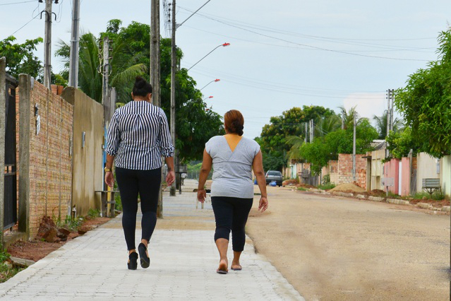 Moradores da zona Oeste são beneficiados com construção de calçadas