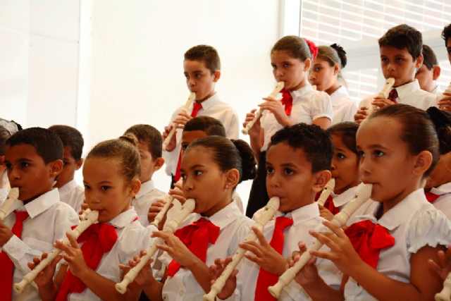 Alunos de flauta se apresentam no Roraima Garden Shoping
