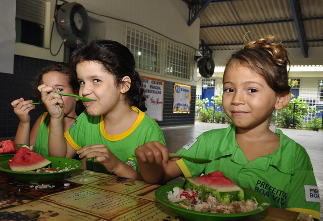 Alunos recebem dicas de nutrição e degustam prato à base soja