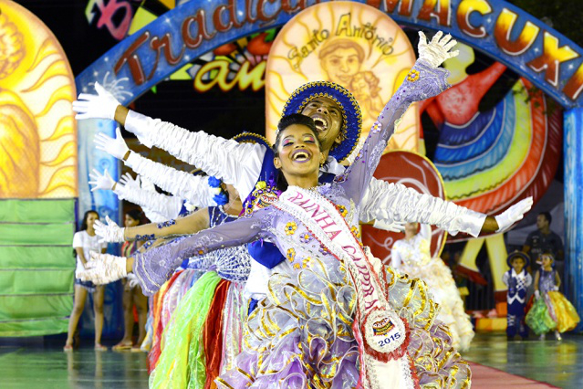Debaixo de garoa, quadrilheiros apresentam o melhor de si para o público